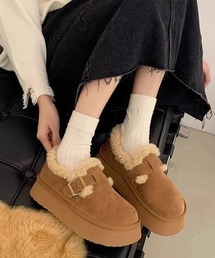 厚底ベルト付きムートンスリッポン