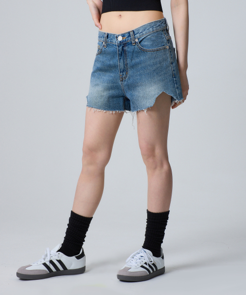 UNKNOWN PLANET(アンノウンプラネット)の「シングルスリットデニムショーツブルー(その他パンツ・レディース・ブルー・SMALL/MEDIUM/LARGE)」の3枚目の写真