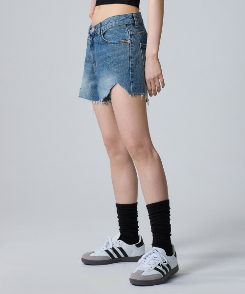 UNKNOWN PLANET(アンノウンプラネット)の「シングルスリットデニムショーツブルー(その他パンツ・レディース・ブルー・SMALL/MEDIUM/LARGE)」の4枚目の写真