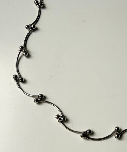 Chez toi(シェトワ)の「変形ウェーブネックレス(ネックレス・レディース・シルバー/ゴールド・FREE)」の5枚目の写真