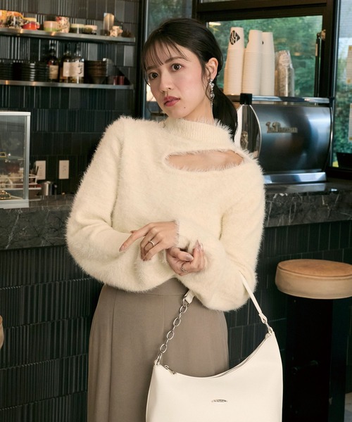 Elishe(エリシェ)の「カットアウトシャギーニットトップス(ニット/セーター・レディース・オフホワイト/チャコールグレー/ライトブルー/レッド・FREE)」の2枚目の写真