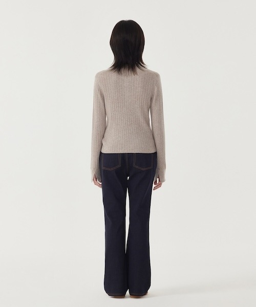 COVERNAT（カバーナット）の「WOMAN RIBBED COLLAR KNIT（ニット/セーター・レディース・チャコール/ベージュ・MEDIUM/SMALL）」の5枚目の写真