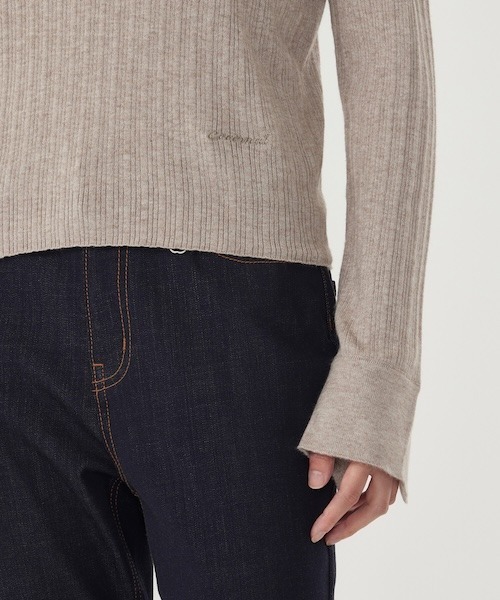 COVERNAT（カバーナット）の「WOMAN RIBBED COLLAR KNIT（ニット/セーター・レディース・チャコール/ベージュ・MEDIUM/SMALL）」の8枚目の写真