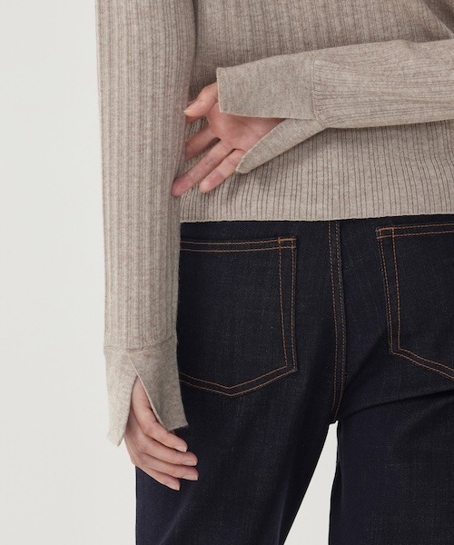 COVERNAT（カバーナット）の「WOMAN RIBBED COLLAR KNIT（ニット/セーター・レディース・チャコール/ベージュ・MEDIUM/SMALL）」の9枚目の写真