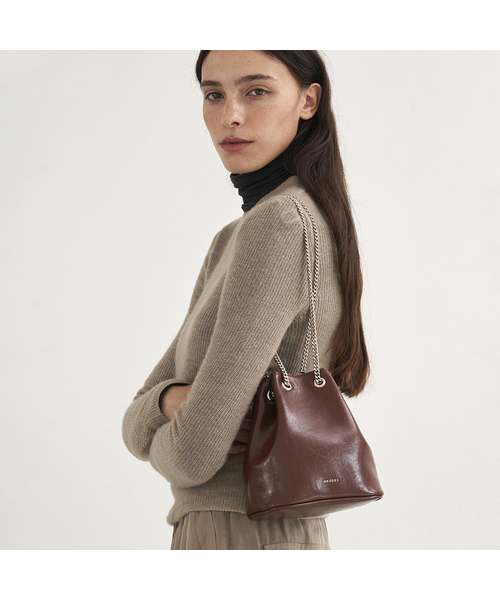ANODDS(アンオズ)の「TIWI chain leather bucket bag 5 color(ショルダーバッグ・レディース・ブラック/ブラウン/シルバー/アイボリー/シルバーグレー/バーガンディー・FREE)」の4枚目の写真