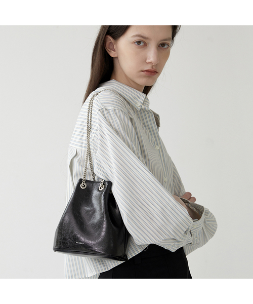 ANODDS(アンオズ)の「TIWI chain leather bucket bag 5 color(ショルダーバッグ・レディース・ブラック/ブラウン/シルバー/アイボリー/シルバーグレー/バーガンディー・FREE)」の2枚目の写真