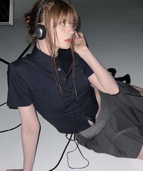 ZIZEMUSEUM(ジゼミュージアム)の「SLIM LINE CROP SHIRTS (NAVY)(シャツ/ブラウス・レディース・その他・FREE)」の1枚目の写真