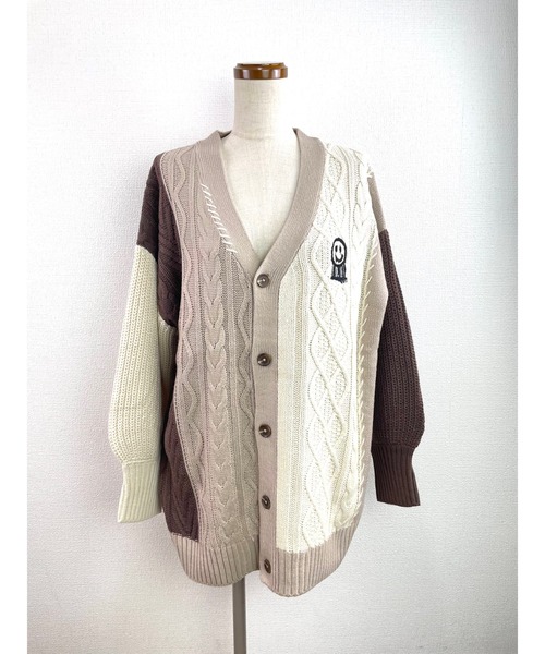 WORLD WIDE LOVE!(ワールドワイドラブ)の「ケーブル切り替えカーデ(ニット/セーター・レディース・アイボリー/ブラック/ベージュ・1)」の3枚目の写真