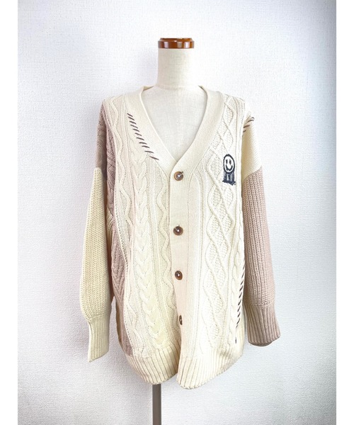 WORLD WIDE LOVE!(ワールドワイドラブ)の「ケーブル切り替えカーデ(ニット/セーター・レディース・アイボリー/ブラック/ベージュ・1)」の4枚目の写真