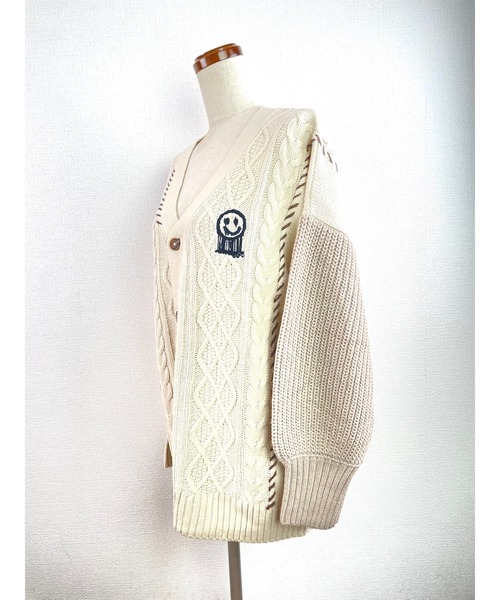 WORLD WIDE LOVE!(ワールドワイドラブ)の「ケーブル切り替えカーデ(ニット/セーター・レディース・アイボリー/ブラック/ベージュ・1)」の5枚目の写真