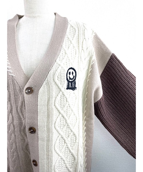 WORLD WIDE LOVE!(ワールドワイドラブ)の「ケーブル切り替えカーデ(ニット/セーター・レディース・アイボリー/ブラック/ベージュ・1)」の12枚目の写真
