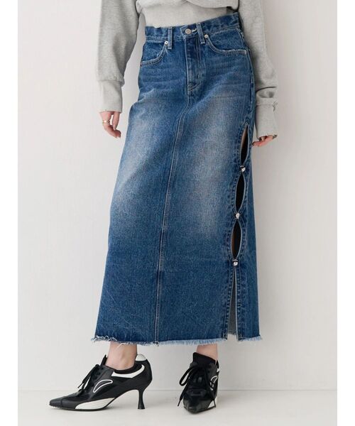 EVRIS(エヴリス)の「サイドビジューカットロングデニムスカート(デニムスカート・レディース・インディゴブルー/ブルー/ブラック・MEDIUM/SMALL)」の3枚目の写真