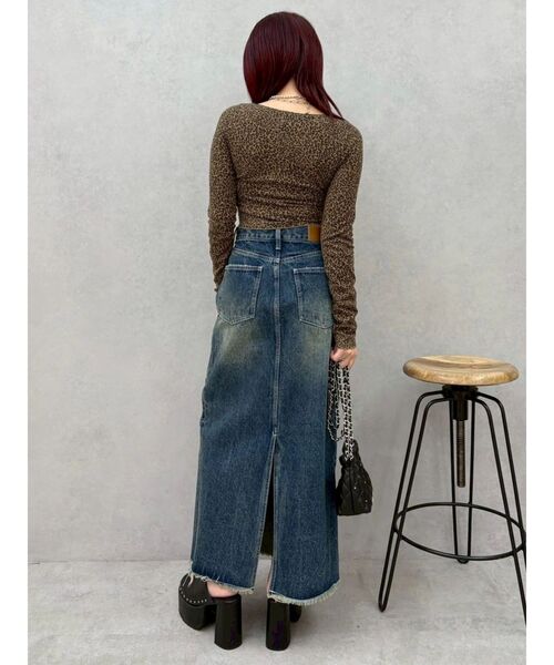 EVRIS(エヴリス)の「サイドビジューカットロングデニムスカート(デニムスカート・レディース・インディゴブルー/ブルー/ブラック・MEDIUM/SMALL)」の4枚目の写真