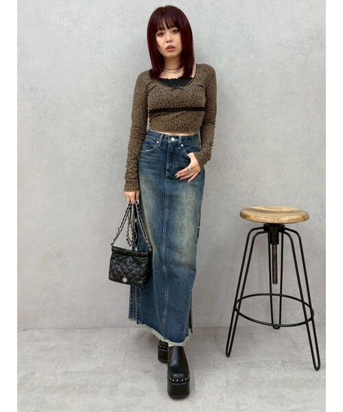 EVRIS(エヴリス)の「サイドビジューカットロングデニムスカート(デニムスカート・レディース・インディゴブルー/ブルー/ブラック・MEDIUM/SMALL)」の5枚目の写真