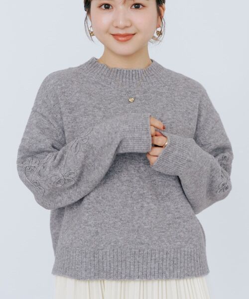 COHINA（コヒナ）の「コードエンブロイダリーボトルネックニット 【低身長・小柄女性】（ニット/セーター・レディース・ブルー/グレー/ホワイト・ONE SIZE）」の2枚目の写真