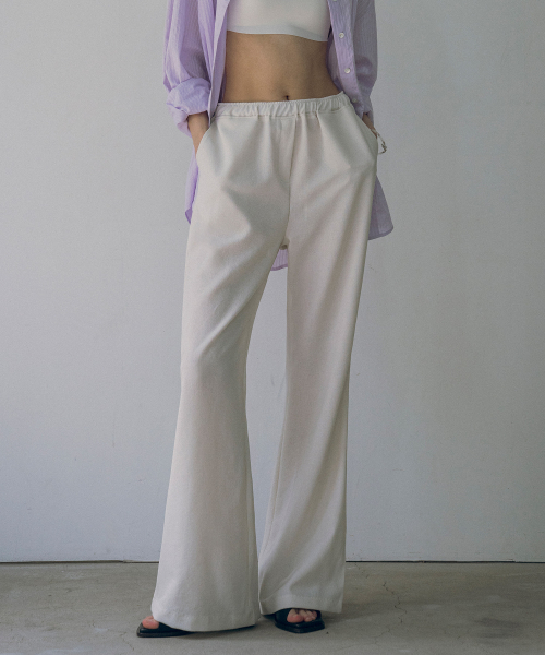 VANONE ATELIER(バノンアトリエ)の「P3196 バンディングフレアパンツ_アイボリー(スラックス・レディース・アイボリー・S/M)」の1枚目の写真