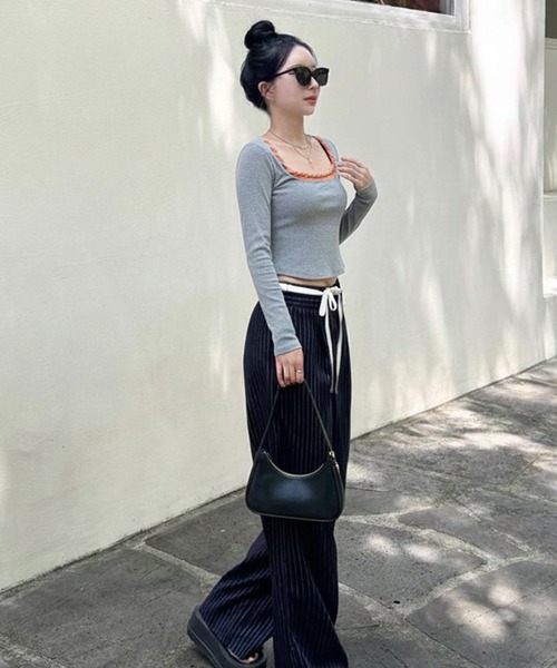 Pt18kg(プラチナイチハチキログラム)の「ラインスクエアネックスリムトップ(Tシャツ/カットソー・レディース・ブラック/グレー・FREE)」の3枚目の写真