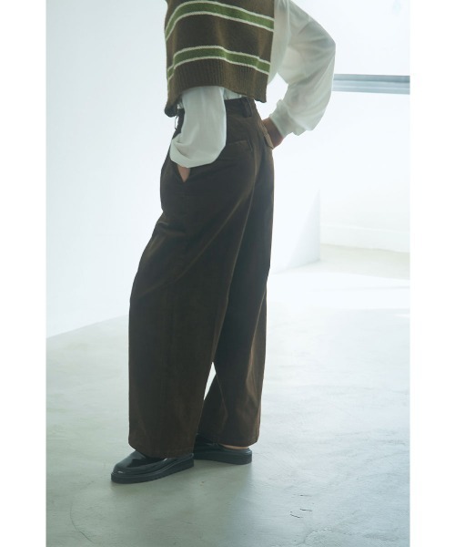 marjour(マージュール)の「CORDUROY TUCK PANTS(その他パンツ・レディース・ブラウン/オフホワイト・M)」の1枚目の写真