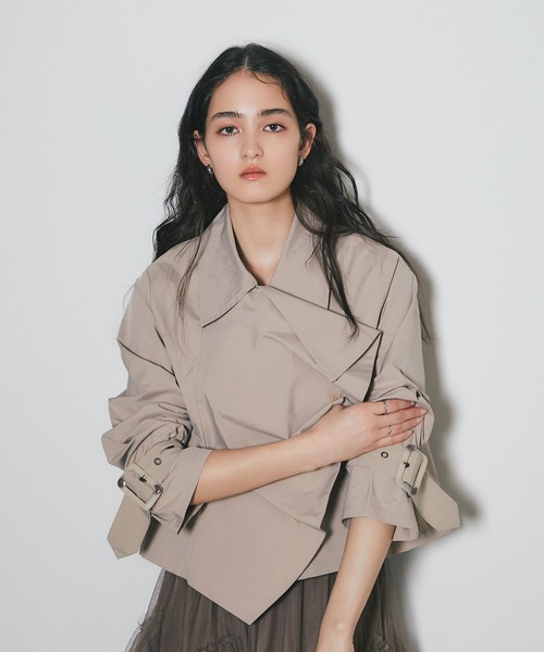 ARVELLIA(アルベリア)の「SLANT SHORT TRENCH(その他アウター・レディース・ブラック/ベージュ・M)」の2枚目の写真