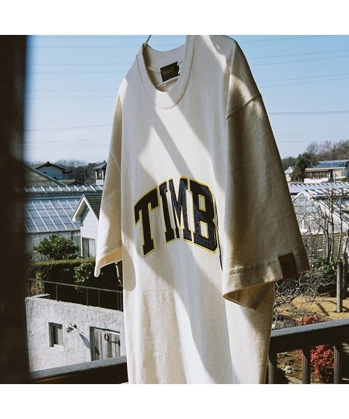 Timberland（ティンバーランド）の「半袖 TIMBS Tシャツ ユニセックス（Tシャツ/カットソー・メンズ・オフホワイト・LARGE/MEDIUM/SMALL/X-LARGE/XX-LARGE）」の4枚目の写真