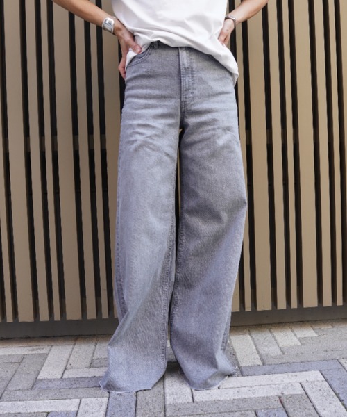 YANUK(ヤヌーク)の「YANUK(ヤヌーク) WIDE FLARE/ワイドフレア/FRG(デニムパンツ・レディース・グレー・23/24/25)」の1枚目の写真