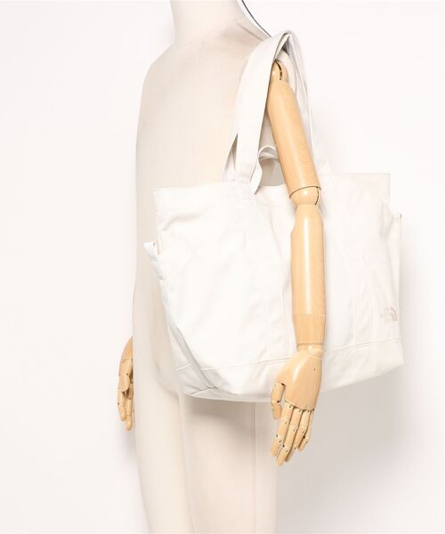 THE NORTH FACE(ザノースフェイス)の「THE NORTH FACE/ザ・ノース・フェイス トートバッグ SUNNY SIDE TOTE Mサイズ NM72606(トートバッグ・メンズ・ダークオリーブ/オフホワイト・FREE)」の6枚目の写真