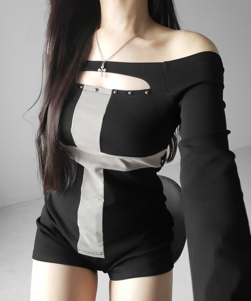 me+em select（ミームセレクト）の「【 ２color 】十字架クロスデザインカットアウトオフショルスリムトップス ／ cross design cutout offshoulder slim tops（Tシャツ/カットソー・レディース・グレー/ブラック・FREE）」の10枚目の写真