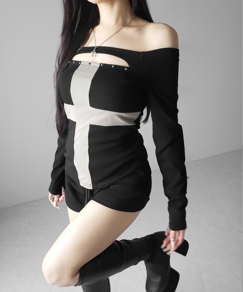 me+em select（ミームセレクト）の「【 ２color 】十字架クロスデザインカットアウトオフショルスリムトップス ／ cross design cutout offshoulder slim tops（Tシャツ/カットソー・レディース・グレー/ブラック・FREE）」の14枚目の写真
