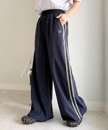 UMBRO（アンブロ）の「【UMBRO】ラインナイロンワイドパンツ　（アンブロ/umbro/UNDOVEオリジナル/UNDOVE限定/ワンポイント刺繍/ラインパンツ/限定展開/防シワ/はっ水/UV/ストレッチ/接触冷感/洗濯機OK）（その他パンツ）」