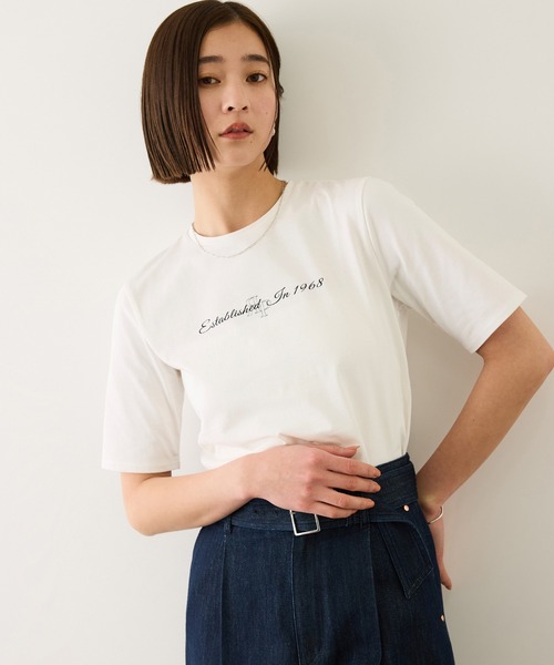 ROPE'(ロペ)の「ショート丈コンパクトTEE(白刺繍&黒ロゴプリント)/イージーケア(Tシャツ/カットソー・レディース・ホワイト系その他/ホワイト系その他2・FREE)」の1枚目の写真