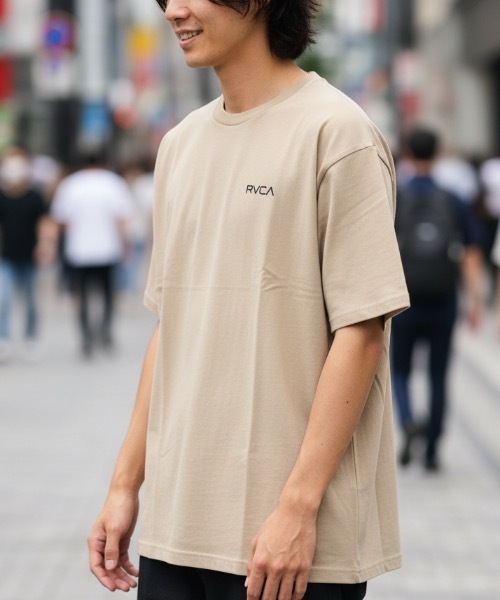 RVCA（ルーカ）の「RVCA メンズ BACK SIDE ARCH SS Tシャツ 【2026年春夏モデル】/ルーカバックプリント半袖Tシャツ（Tシャツ/カットソー・メンズ・カーキ/ブラック系その他2/ホワイト・MEDIUM/LARGE/SMALL/X-LARGE）」の6枚目の写真