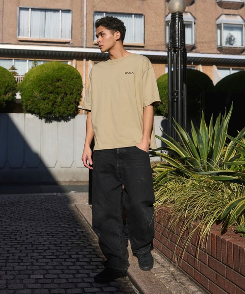 RVCA（ルーカ）の「RVCA メンズ BACK SIDE ARCH SS Tシャツ 【2026年春夏モデル】/ルーカバックプリント半袖Tシャツ（Tシャツ/カットソー・メンズ・カーキ/ブラック系その他2/ホワイト・MEDIUM/LARGE/SMALL/X-LARGE）」の13枚目の写真