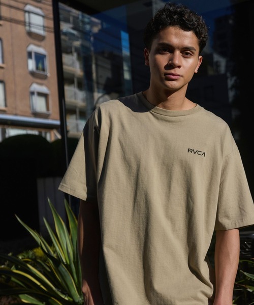 RVCA（ルーカ）の「RVCA メンズ BACK SIDE ARCH SS Tシャツ 【2026年春夏モデル】/ルーカバックプリント半袖Tシャツ（Tシャツ/カットソー・メンズ・カーキ/ブラック系その他2/ホワイト・MEDIUM/LARGE/SMALL/X-LARGE）」の15枚目の写真