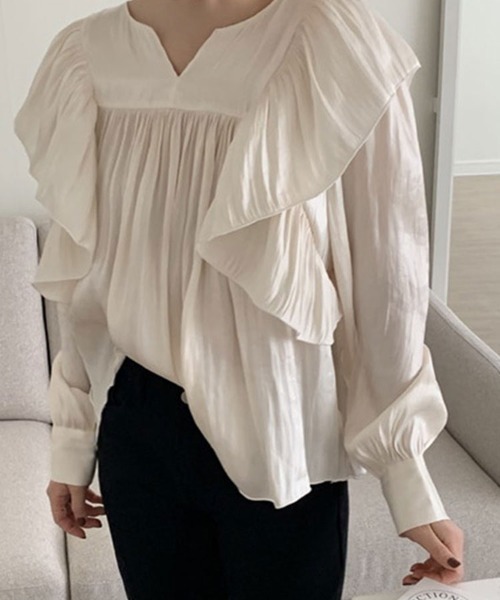 SallyLunn（サリーラン）の「Vネック フリルギャザーブラウス（シャツ/ブラウス・レディース・ホワイト/ブラック・LARGE/MEDIUM）」の2枚目の写真