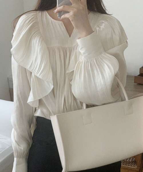 SallyLunn（サリーラン）の「Vネック フリルギャザーブラウス（シャツ/ブラウス・レディース・ホワイト/ブラック・LARGE/MEDIUM）」の5枚目の写真