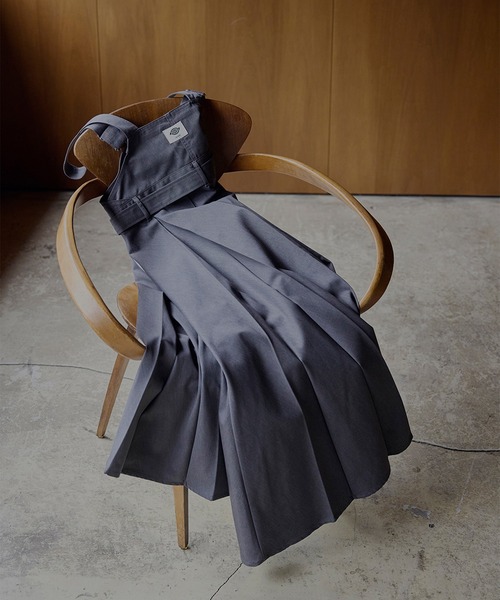 Dickies（ディッキーズ）の「Dickies × Ameri PLEATS DRESS（ワンピース・レディース・ベージュ/グレー・MEDIUM/SMALL）」の3枚目の写真