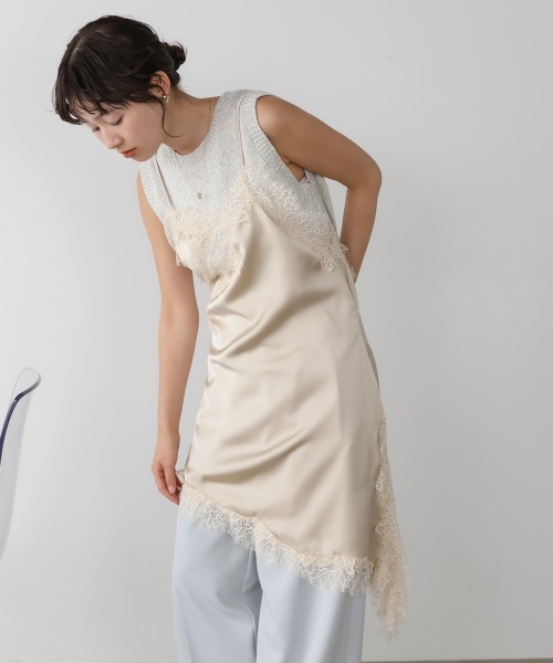 Bab(バブ)の「レースアシンメトリーサテンキャミソール(ワンピース・レディース・ピンク/グレー/ベージュ・M)」の2枚目の写真