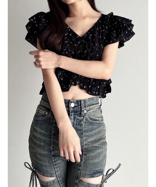 RESEXXY(リゼクシー)の「フラワークロップドフリルブラウス(シャツ/ブラウス・レディース・ピンク/ホワイト/ブラック・FREE)」の2枚目の写真