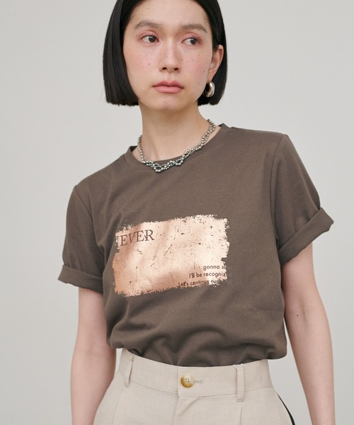 LARUTA(ラルータ)の「【LARUTA】汗染み防止箔ロゴT(Tシャツ/カットソー・レディース・スミクロ/オフホワイト/ブラウン・FREE)」の1枚目の写真