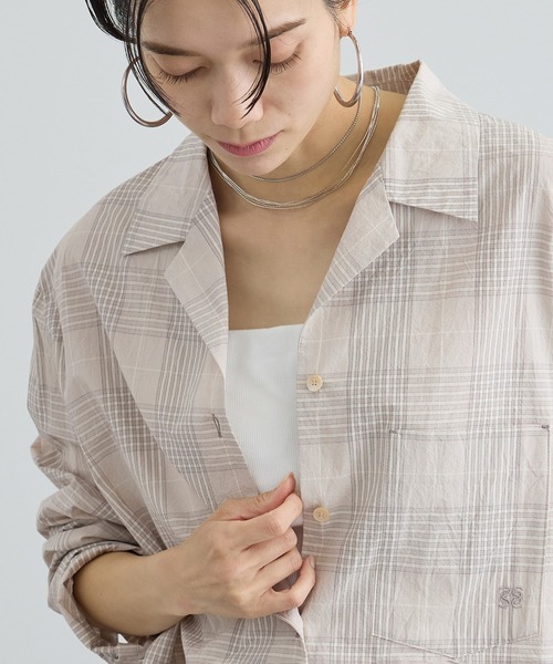SALON adam et rope'(サロン アダム エ ロペ)の「エンザイムコットンオープンカラーシャツ / FABRICA(シャツ/ブラウス・レディース・ブルー系その他4/ベージュ・FREE)」の2枚目の写真