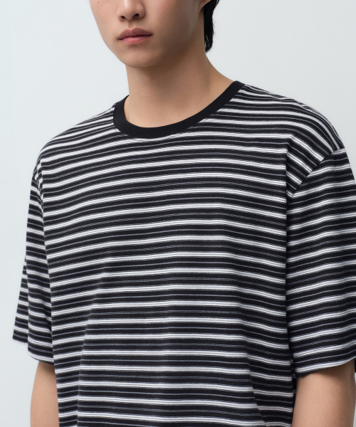 MUSINSA STANDARD（ムシンサスタンダード）の「マルチストライプリラックスティーシャツ5 [ブラック]（Tシャツ/カットソー・メンズ・その他・SMALL/MEDIUM/LARGE/X-LARGE/2XL/3XL）」の4枚目の写真