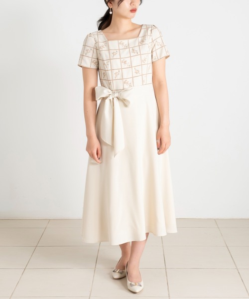 STRAWBERRY-FIELDS(ストロベリーフィールズ)の「フラワーキューブ*ライトトロクロス_刺繍フィット&フレアーワンピース(ワンピース・レディース・キナリ/ブラウン・2)」の2枚目の写真