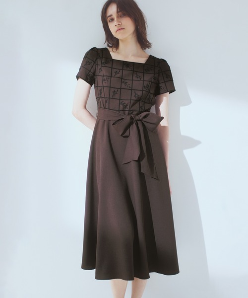 STRAWBERRY-FIELDS(ストロベリーフィールズ)の「フラワーキューブ*ライトトロクロス_刺繍フィット&フレアーワンピース(ワンピース・レディース・キナリ/ブラウン・2)」の3枚目の写真