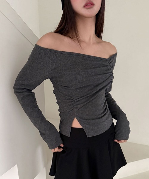 4INT.(フォイント)の「シャーリング オフショルダー サイドスリット スリム 長袖 Tシャツ(Tシャツ/カットソー・レディース・チャコール/ブラック/ホワイト・FREE)」の3枚目の写真