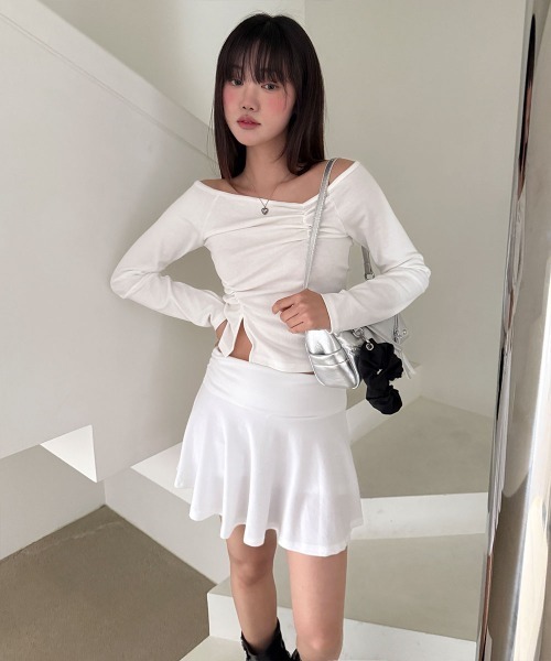 4INT.(フォイント)の「シャーリング オフショルダー サイドスリット スリム 長袖 Tシャツ(Tシャツ/カットソー・レディース・チャコール/ブラック/ホワイト・FREE)」の19枚目の写真