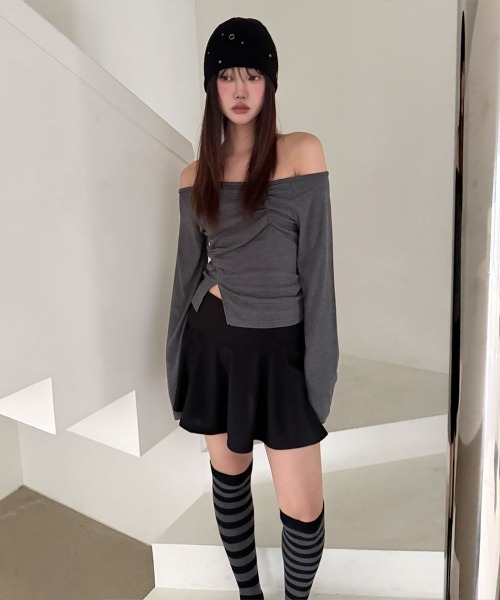 4INT.(フォイント)の「シャーリング オフショルダー サイドスリット スリム 長袖 Tシャツ(Tシャツ/カットソー・レディース・チャコール/ブラック/ホワイト・FREE)」の10枚目の写真