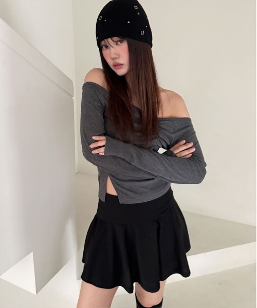 4INT.(フォイント)の「シャーリング オフショルダー サイドスリット スリム 長袖 Tシャツ(Tシャツ/カットソー・レディース・チャコール/ブラック/ホワイト・FREE)」の8枚目の写真