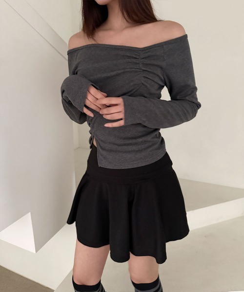 4INT.(フォイント)の「シャーリング オフショルダー サイドスリット スリム 長袖 Tシャツ(Tシャツ/カットソー・レディース・チャコール/ブラック/ホワイト・FREE)」の4枚目の写真