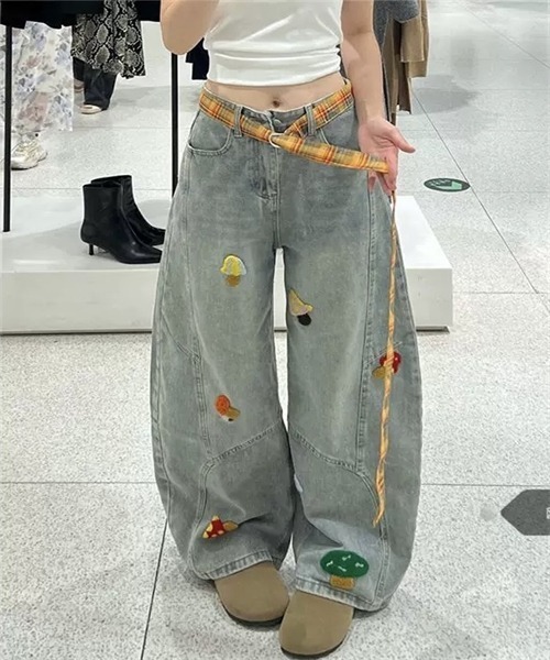 FREE STYLISTS(フリー スタイリスト)の「ウエストチェックリボン キノコモチーフワイドデニムパンツ(デニムパンツ・レディース・ブルー・S/M/L/XL)」の4枚目の写真