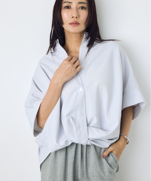 AZUL by moussy（アズールバイマウジー）の「フロントタック半袖ドルマンブラウス（シャツ/ブラウス・レディース・オフホワイト/サックスブルー/イエロー/ストライプ・SMALL/MEDIUM）」の4枚目の写真
